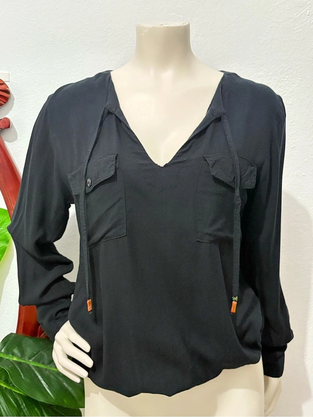 Y2K Hecho a Mano boho black v neck long sleeve blouse size small